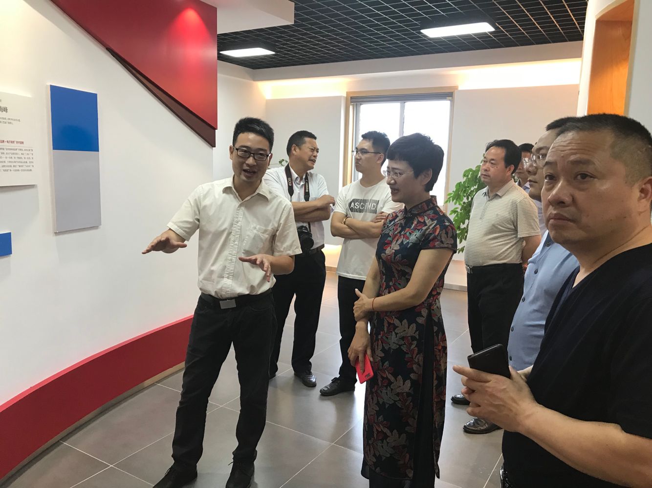 四川省阆中市政协领导莅临考察天台和记注册网址中国汽车用品城  